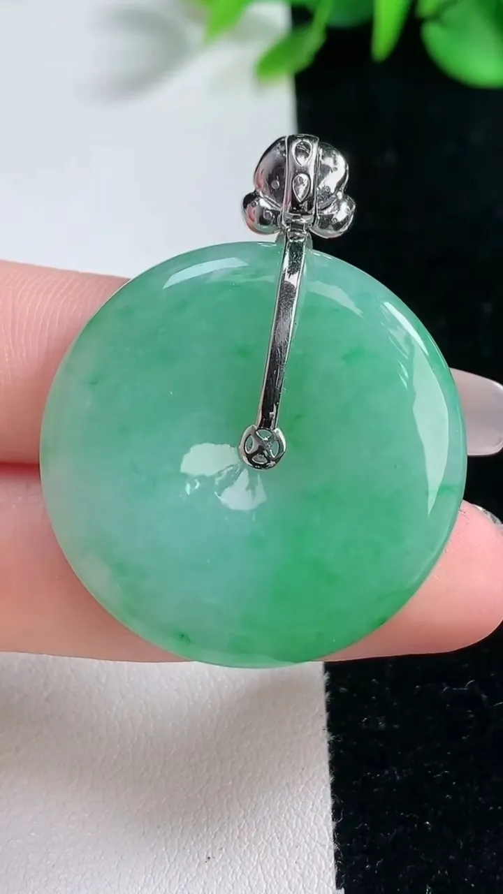 天然A货翡翠平安扣吊坠，尺寸32.8-5.9，重量:15.63g
12月31日