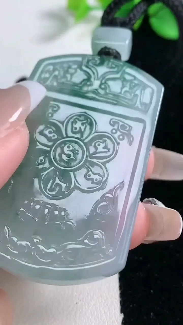 天然A货翡翠种飘花仿古无事牌吊坠，尺寸54-35.7-5.7，重量:32.96g
12月31日