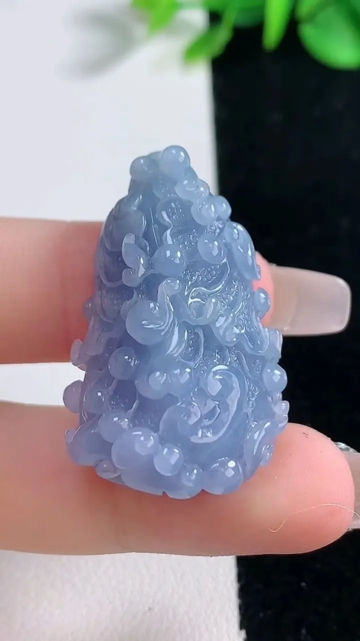 天然A货翡翠紫罗兰白菜吊坠，尺寸34.8-22.5-13.2，重量:16.00g
12月31日