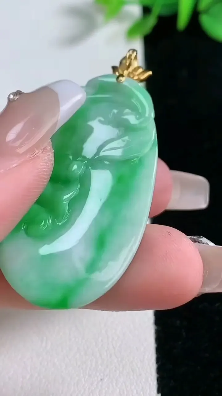 天然A货翡翠如意吊坠，尺寸42.8-21.5-5.2，重量:9.29g
12月31日