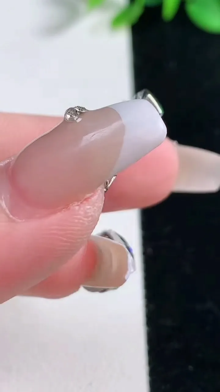 天然A货翡翠金枝玉叶 叶子吊坠，尺寸32-14.2-6.4，裸石22.2-12重量:3.11g
12月31日