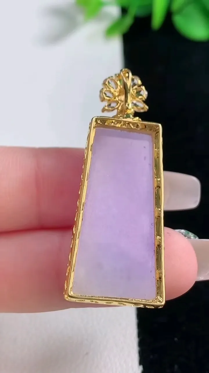 天然A货翡翠18K金紫罗兰无事牌吊坠，尺寸40.8-16-8.8，裸石29.2-14.8重量:7.86g
12月31日