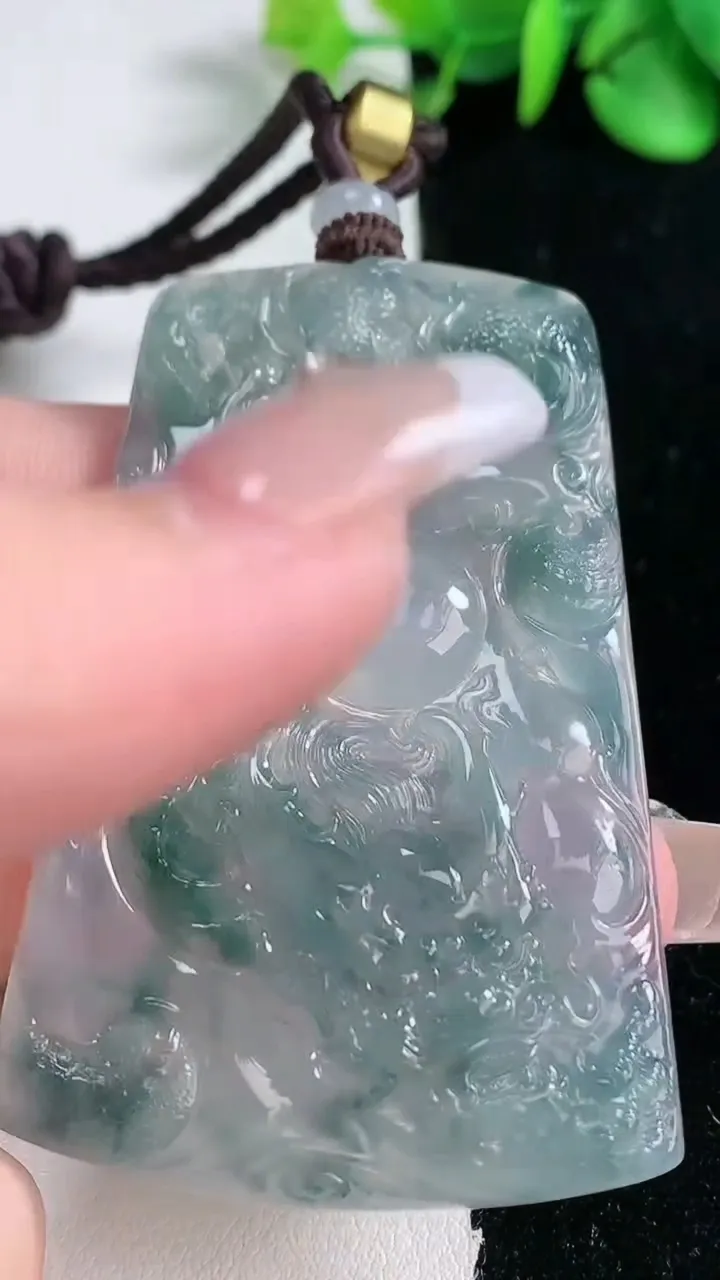 天然A货翡翠种飘花龙牌吊坠，尺寸60.2-38.5-4.9，重量:33.76g
12月31日
