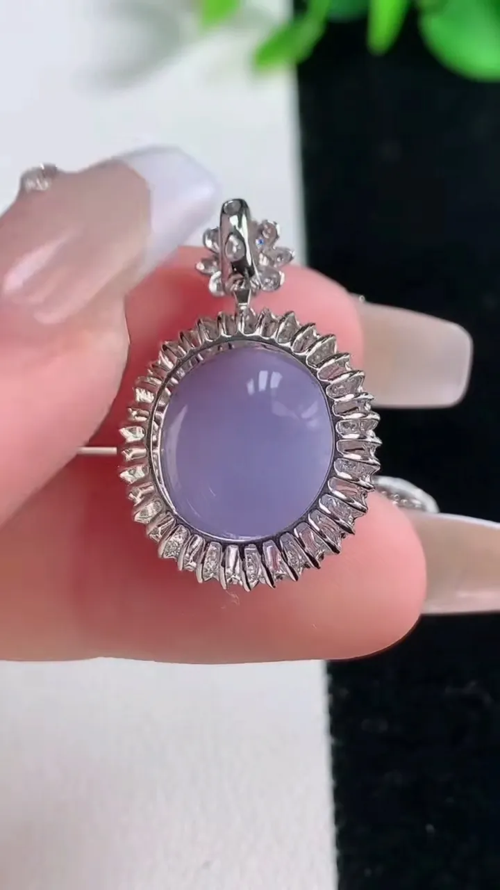 天然A货翡翠18K金紫罗兰蛋面吊坠，尺寸26.4-17.6-11，裸石13.8-12.3重量:3.81g
12月31日