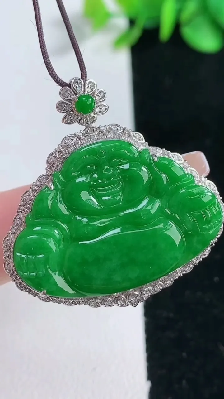 天然A货翡翠佛公吊坠，尺寸35.8-34.8-6.9，裸石22.1-31.3重量:6.28g
12月31日