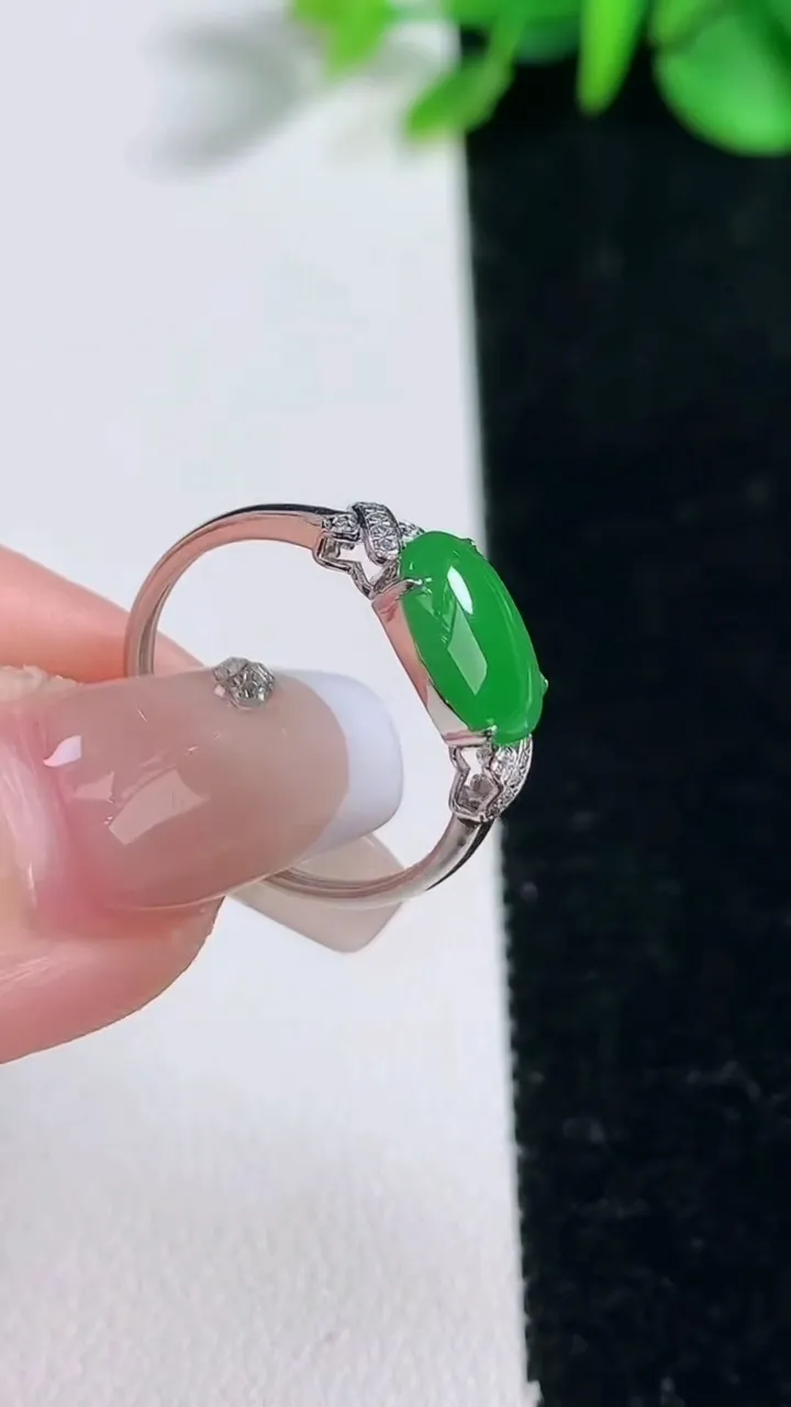 天然A货翡翠蛋面戒指，尺寸17-9.6-6.9-3.2，重量:1.47g2025年12月31日
工厂直销收藏佳品,种好水足，色泽均匀，有种有色，上手高大气！