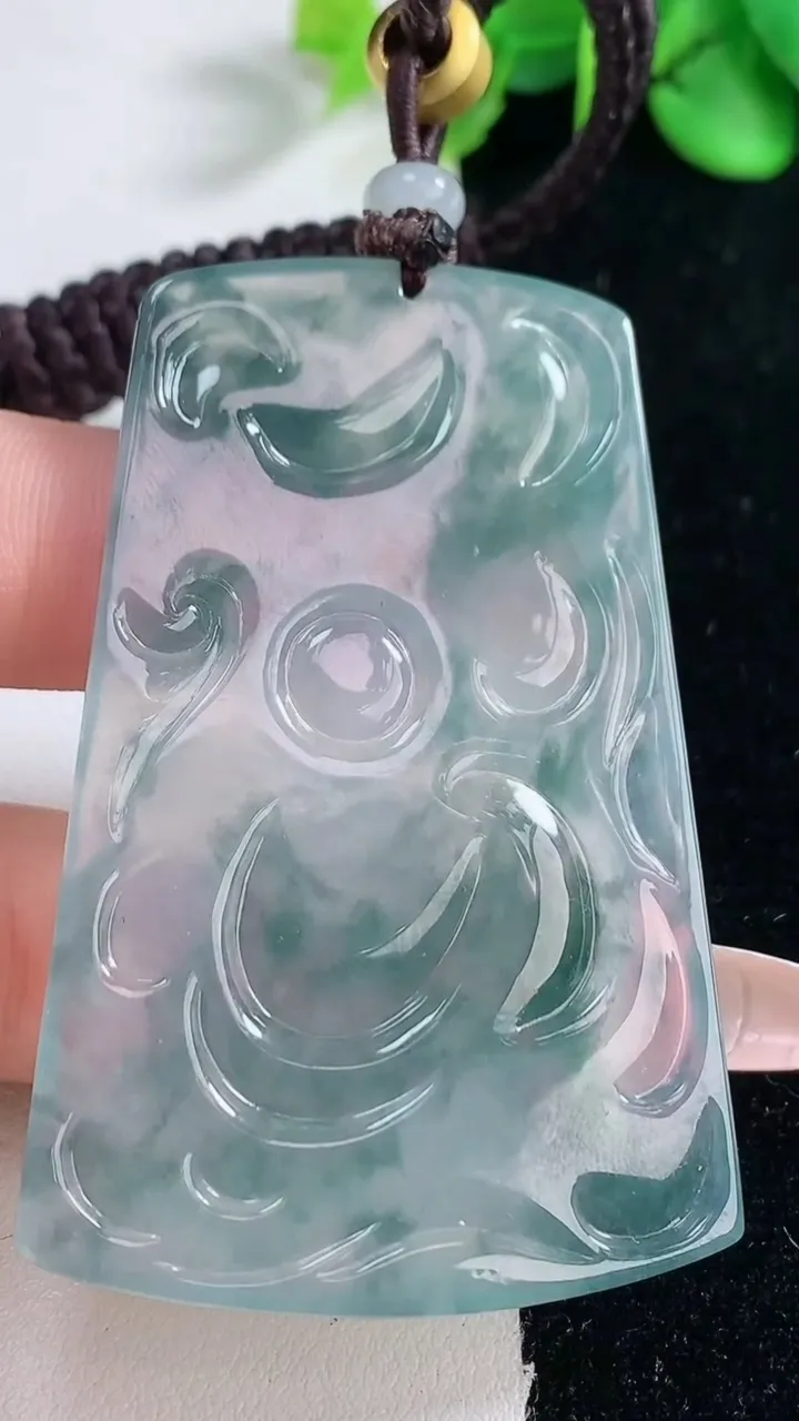 天然A货翡翠种飘花龙牌吊坠，尺寸60.2-38.5-4.9，重量:33.76g
12月31日