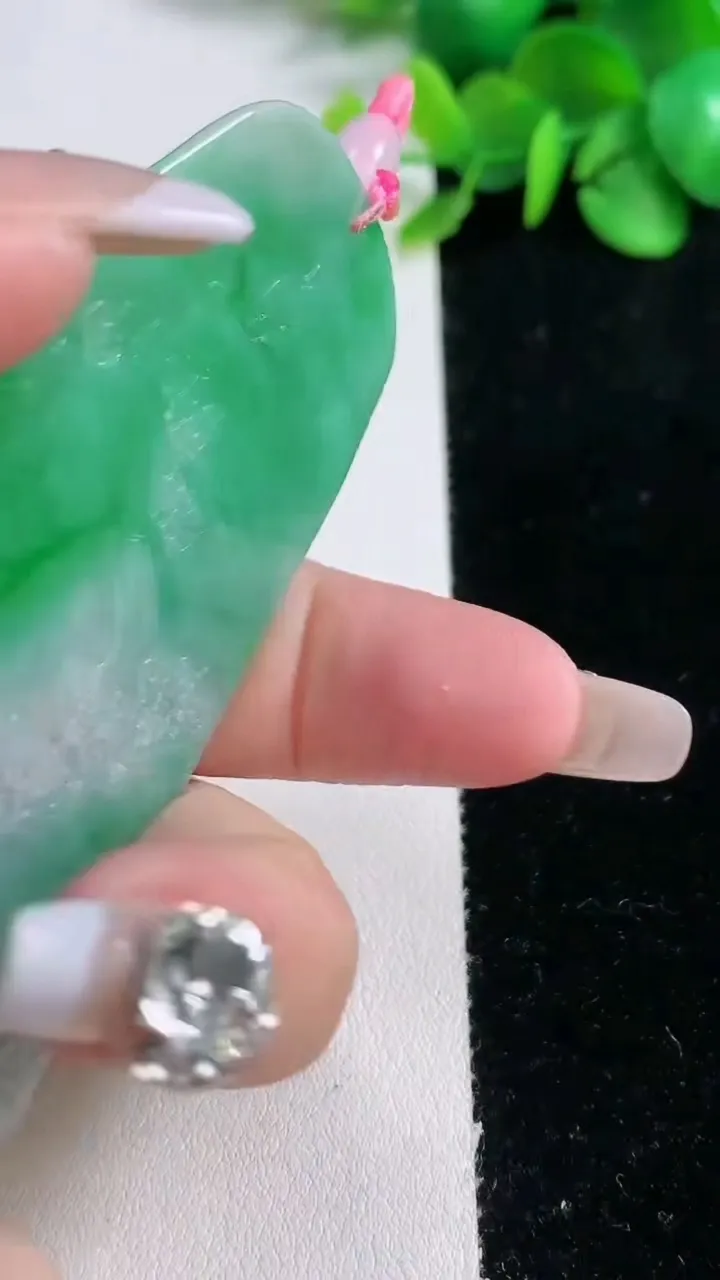 天然A货翡翠山水牌吊坠，尺寸75.2-53.8-6，重量:46.05g
12月31日