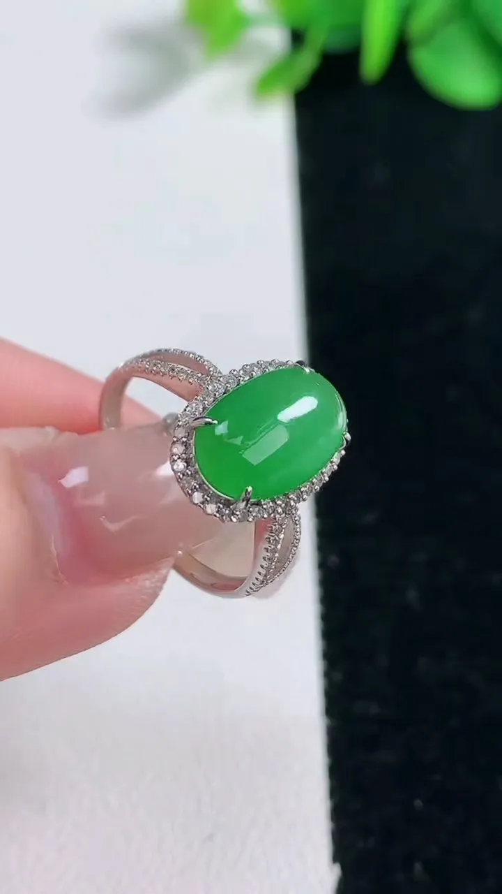 天然A货翡翠蛋面戒指，尺寸17.5-12-7.5-6.6，重量:2.71g2025年12月31日
工