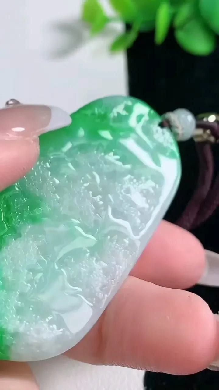 天然A货翡翠山水牌吊坠，尺寸61.3-30.8-5.6，重量:30.06g
12月31日