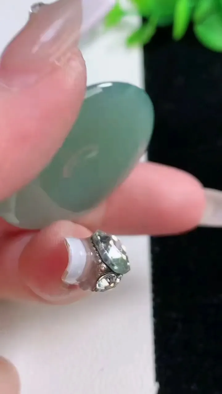 天然A货翡翠平安扣吊坠，尺寸32-5.4，重量:12.06g
12月31日