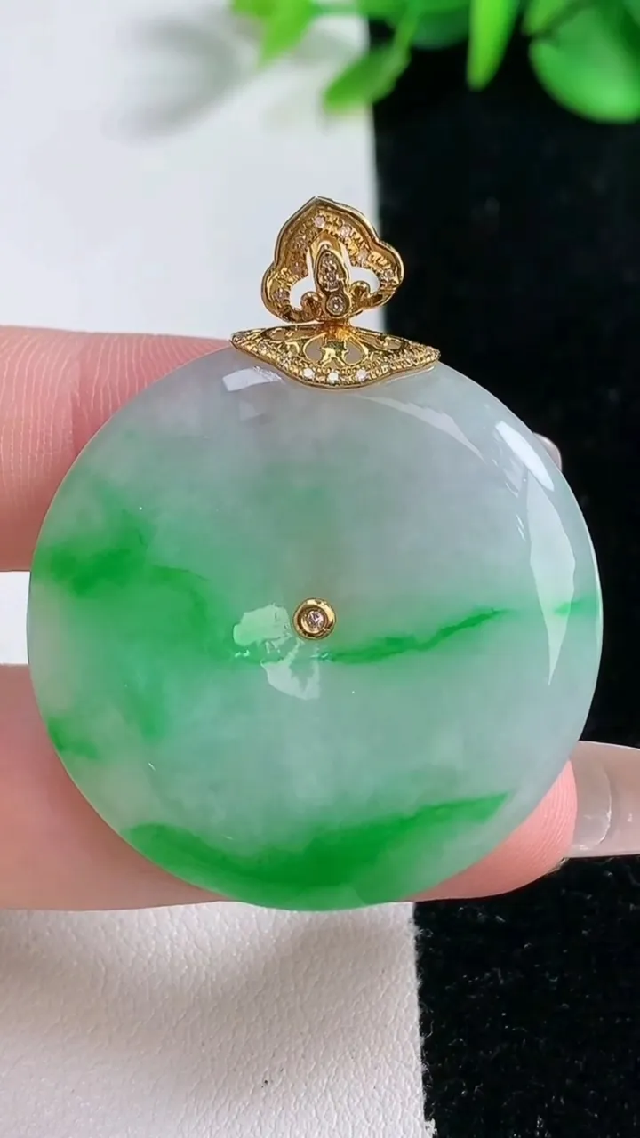 天然A货翡翠平安扣吊坠，尺寸35-5，重量:15.30g
12月31日