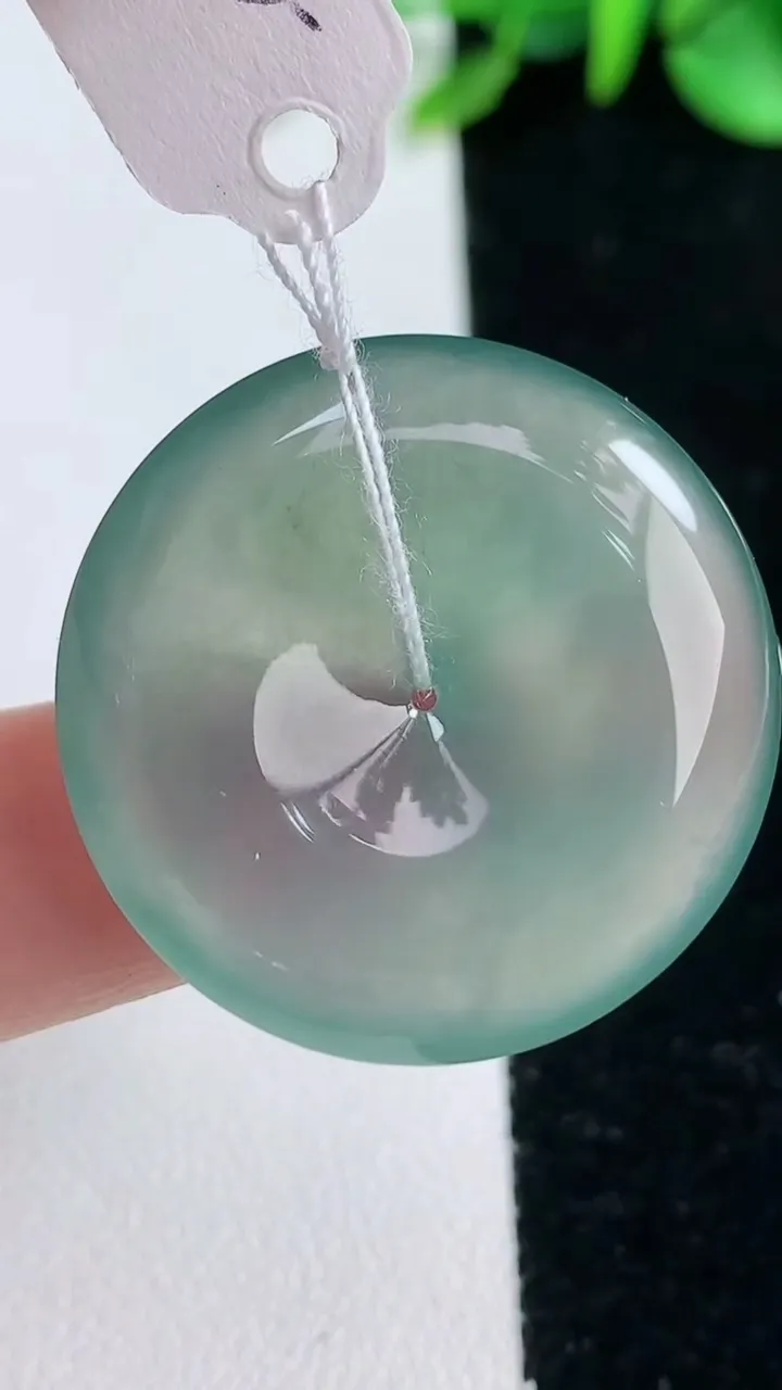 天然A货翡翠平安扣吊坠，尺寸29-5.5，重量:9.74g
12月31日