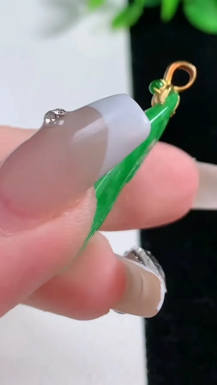 天然A货翡翠如意吊坠，尺寸30.7-16.7-5.3，重量:4.82g
12月31日