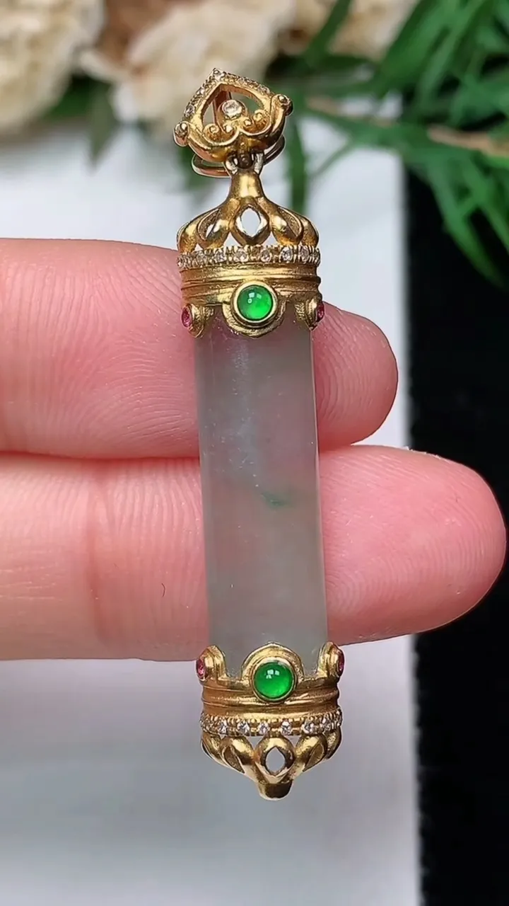 天然A货翡翠平安柱吊坠，尺寸21-6.8-4，重量:4.17g
12月31日