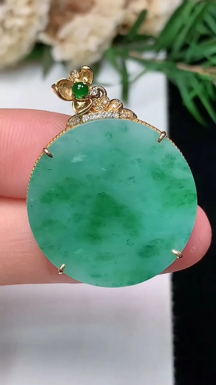 天然A货翡翠无事牌吊坠，尺寸33.8-24.5-5.3，裸石23.8，重量:5.73g
12月31日