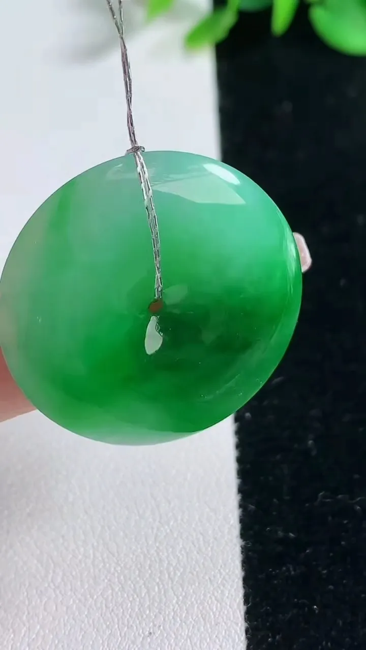 天然A货翡翠平安扣吊坠，尺寸30.5-7.7，重量:11.31g
12月31日