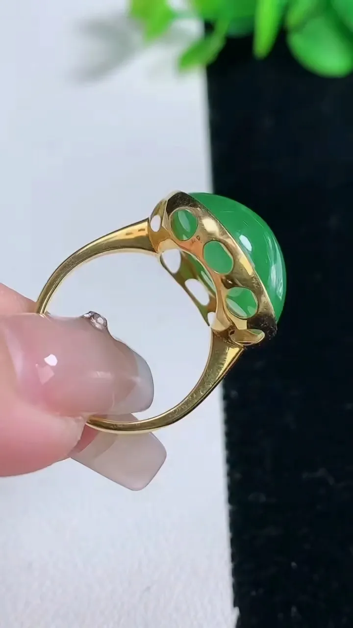 天然A货翡翠蛋面戒指，尺寸17.6-19-8.7，重量:6.47g2025年12月31日
工厂直销收藏佳品,种好水足，色泽均匀，有种有色，上手高大气！