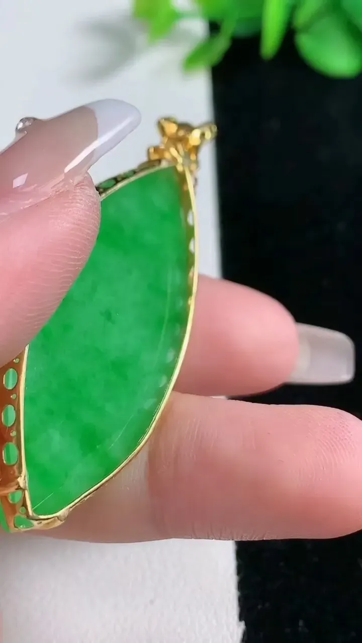 天然A货翡翠随形吊坠，尺寸48.2-21.7-8，重量:14.57g
12月31日