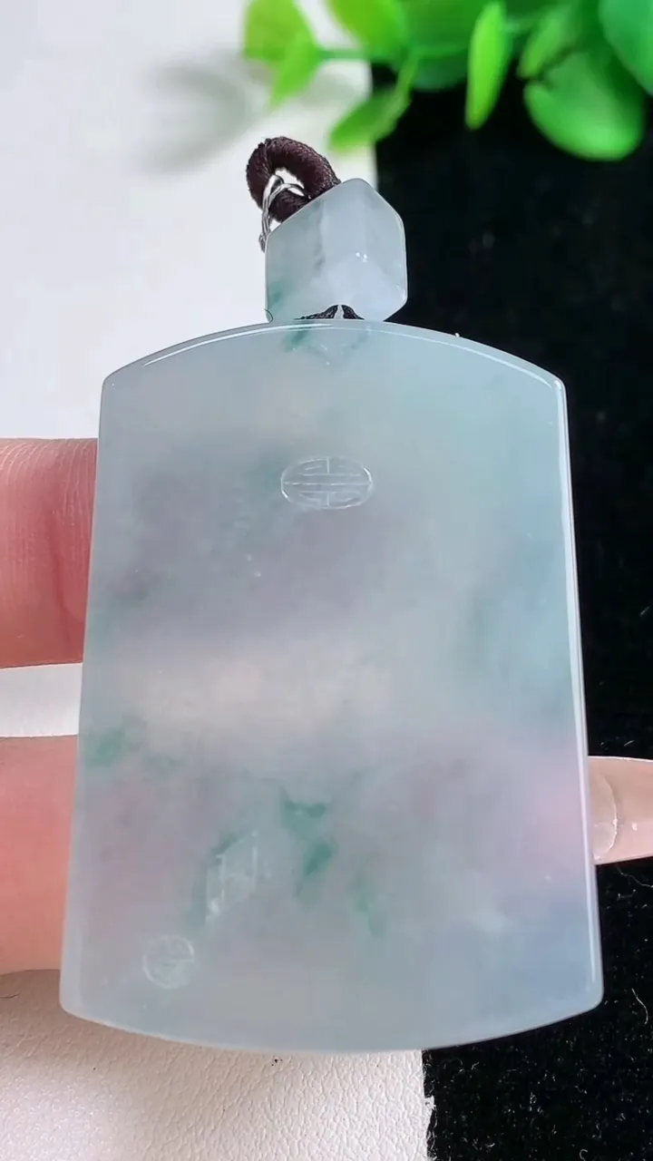 天然A货翡翠种飘花无事牌吊坠，尺寸46.8-33.8-5.7，重量:29.23g
12月31日