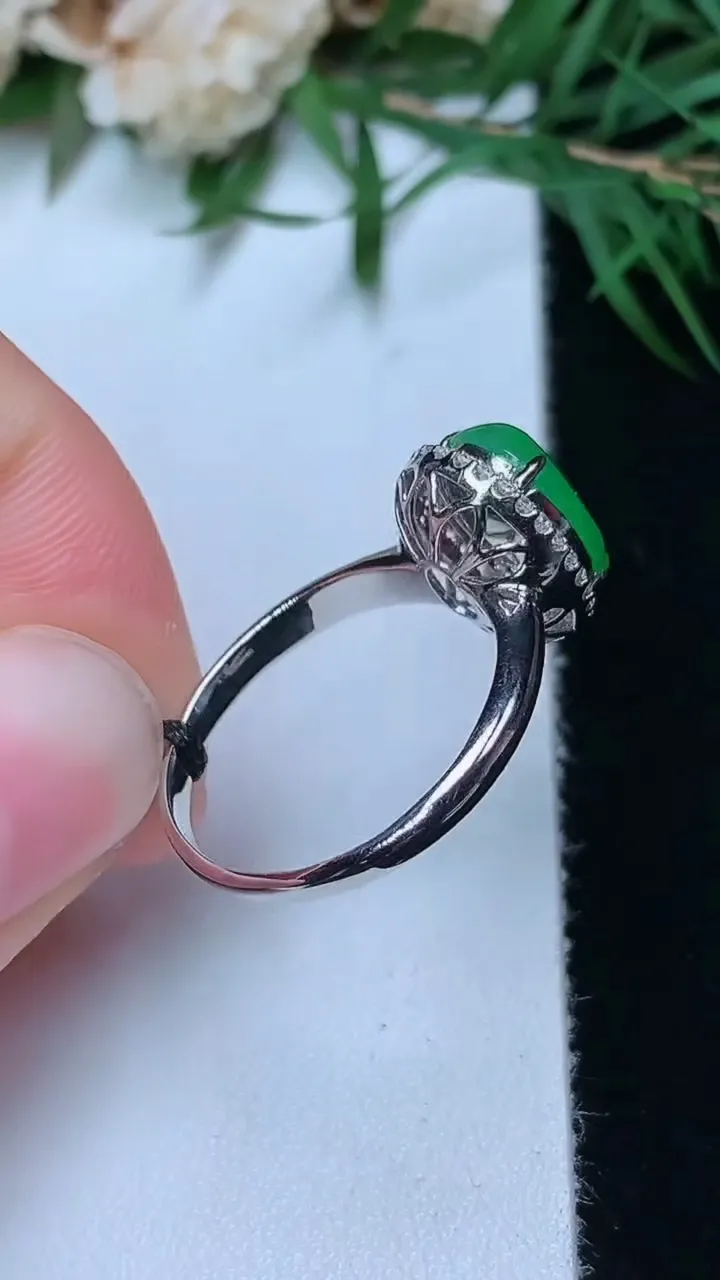 天然A货翡翠蛋面戒指，尺寸17.2-9.9-8，重量:2.66g2025年12月31日
工厂直销收藏佳品,种好水足，色泽均匀，有种有色，上手高大气！