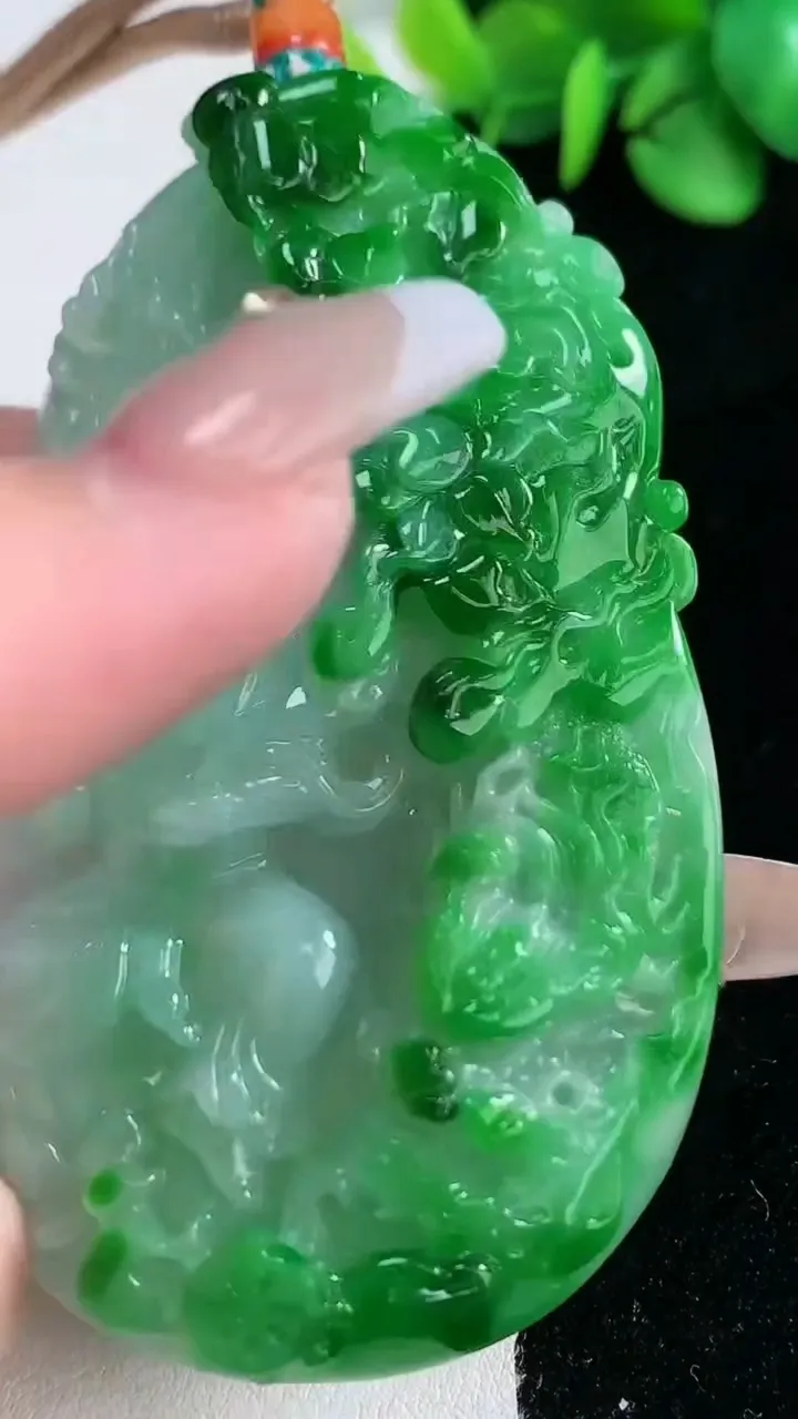 天然A货翡翠祥龙观音菩萨吊坠，尺寸76.5-48-11.3，重量:81.44g
12月31日