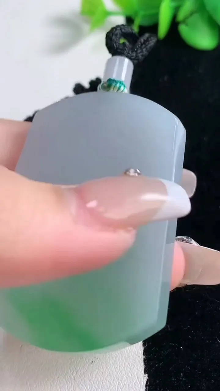 天然A货翡翠无事牌吊坠，尺寸51.5-37.5-5.9，重量:36.78g
12月31日