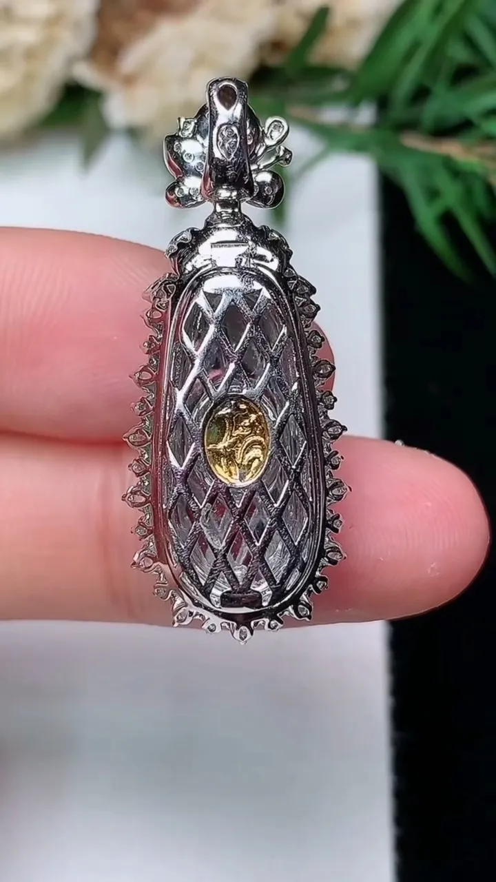 天然A货翡翠福豆吊坠，尺寸34.5-13.9-10.2，裸石19.5-8.4，重量:5.29g
12月31日