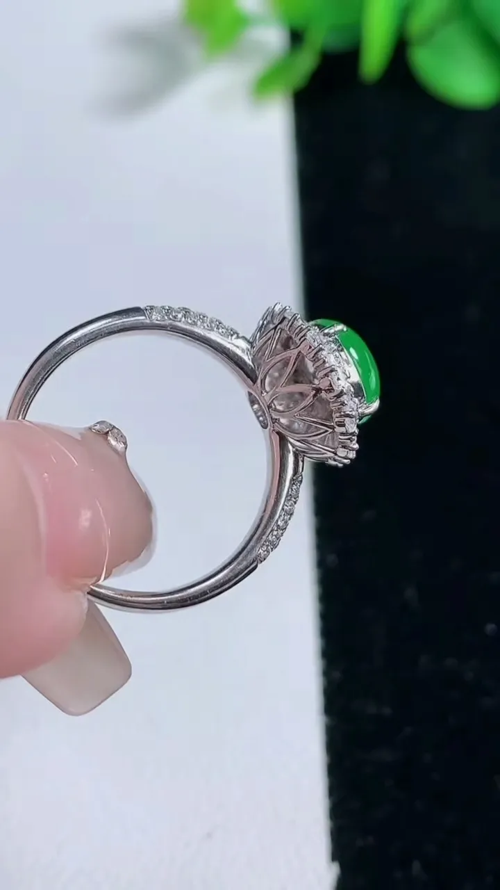 天然A货翡翠蛋面戒指，尺寸17.4-8.5-8.7，重量:3.46g2025年12月31日
工厂直销收藏佳品,种好水足，色泽均匀，有种有色，上手高大气！