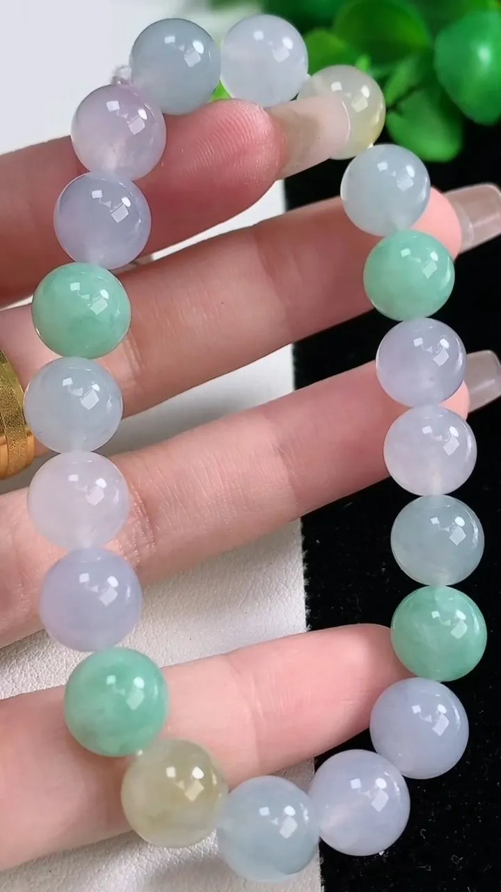 天然A货翡翠种三彩圆珠手串，尺寸10-20颗，重量:35.63g12月31日
工厂直销收藏佳品,种好水足，色泽均匀，有种有色，上手高大气！