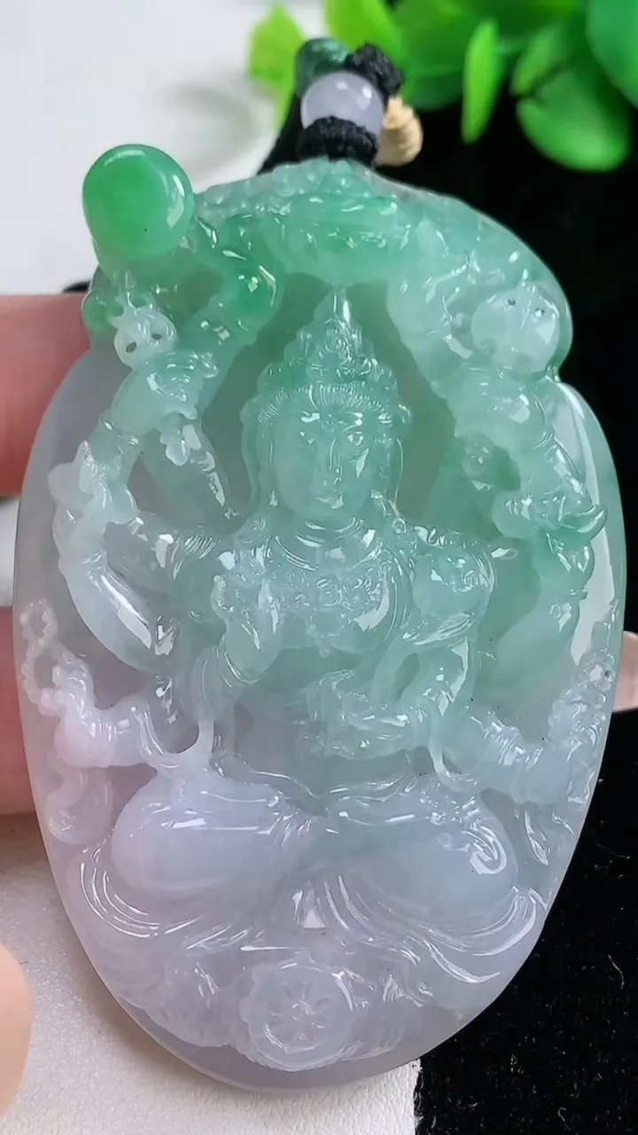 天然A货翡翠千手观音吊坠，尺寸70.5-46.7-11.6，重量:71.30g
12月31日