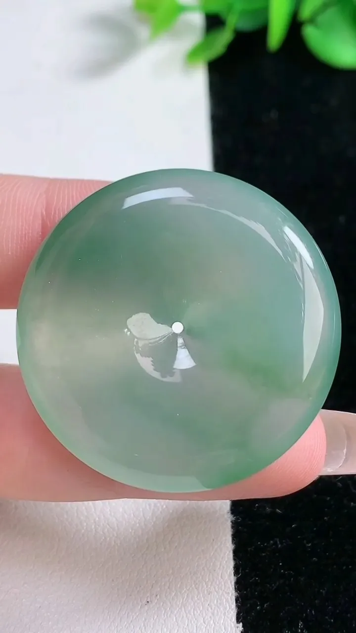 天然A货翡翠平安扣吊坠，尺寸35.6-6.2，重量:16.97g
12月31日