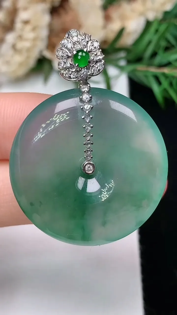 天然A货翡翠飘花平安扣吊坠，尺寸29.4-6.2，重量:12.38g
12月31日