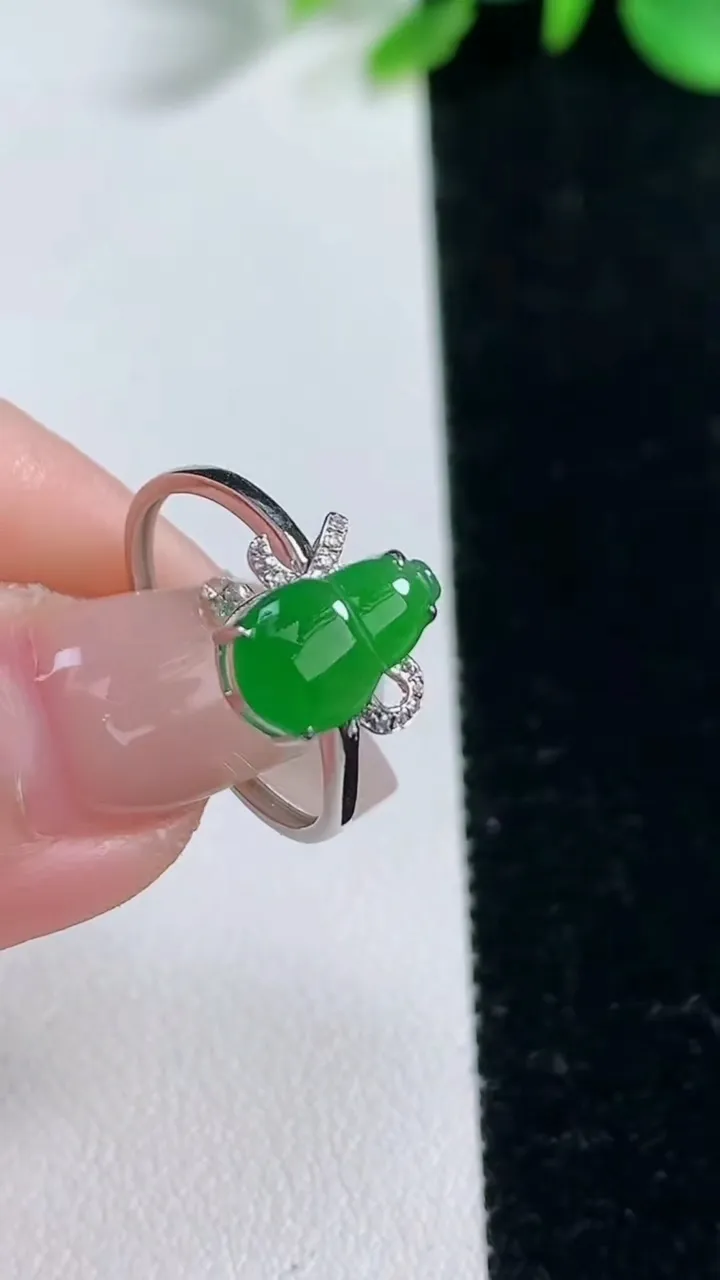天然A货翡翠葫芦戒指，尺寸17.2-10.6-6.4-3.7，重量:1.30g2025年12月31日
工厂直销收藏佳品,种好水足，色泽均匀，有种有色，上手高大气！