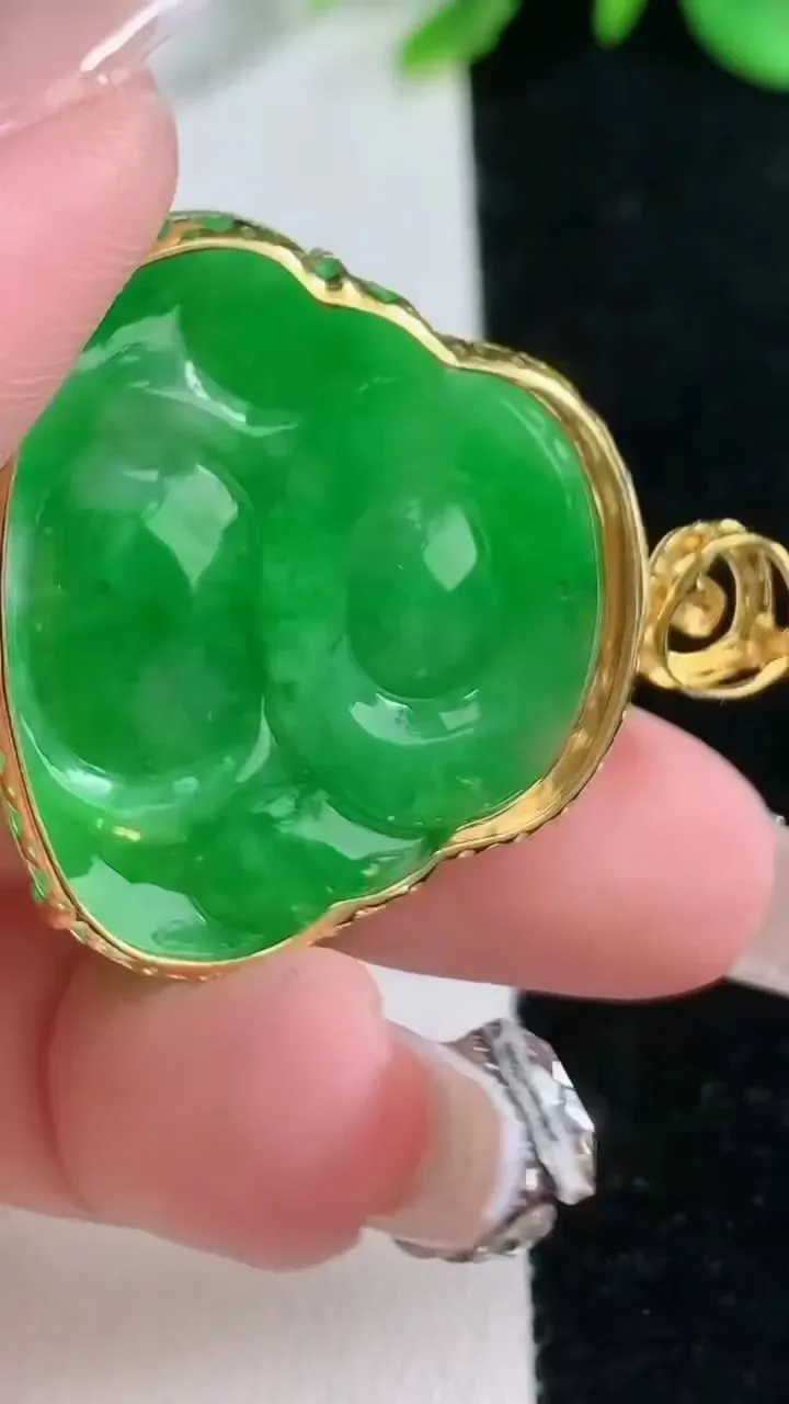 天然A货翡翠佛公吊坠，尺寸36.2-27.8-32.4-9.2，重量:10.00g
12月31日