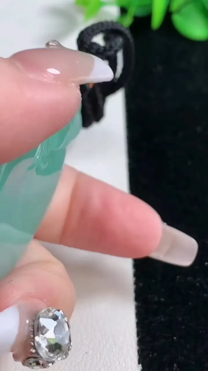 天然A货翡翠福袋吊坠，尺寸50-32.6-12.4，重量:45.18g
12月31日