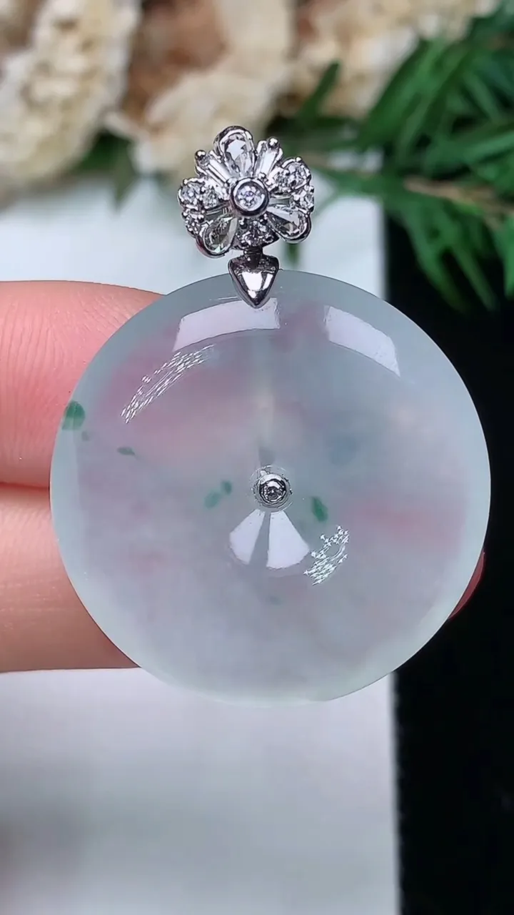 天然A货翡翠飘花平安扣吊坠，尺寸26.6-5.8，重量:9.11g
12月31日