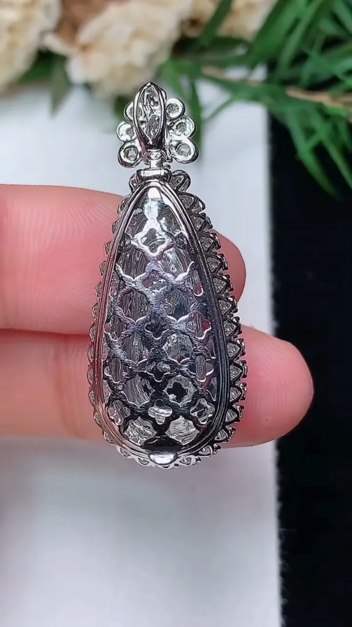 天然A货翡翠白冰福豆吊坠，尺寸33.8-14.3-11.5，裸石21.5-10.2，重量:5.21g
12月31日，重量:5.21g