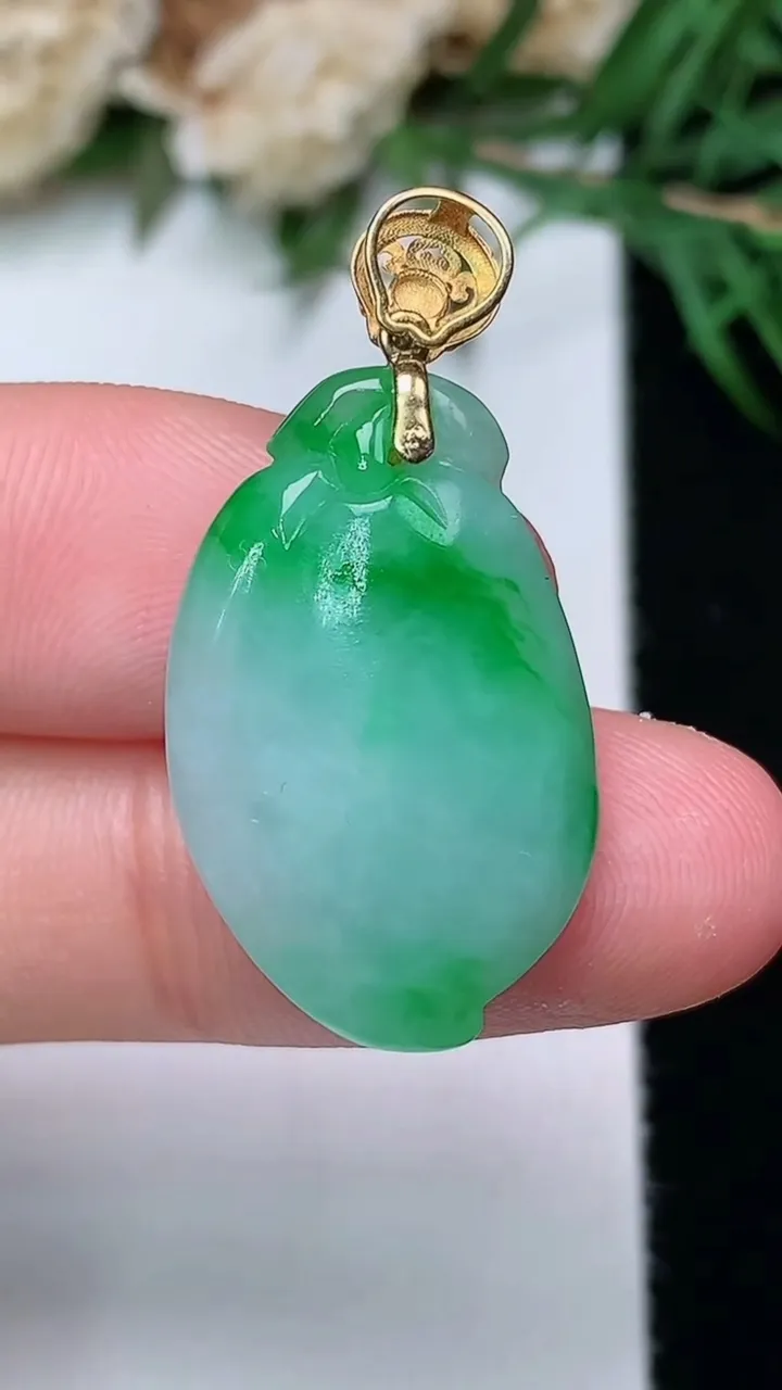 天然A货翡翠寿桃吊坠，尺寸24.3-15.2-7.5，重量:4.88g
12月31日