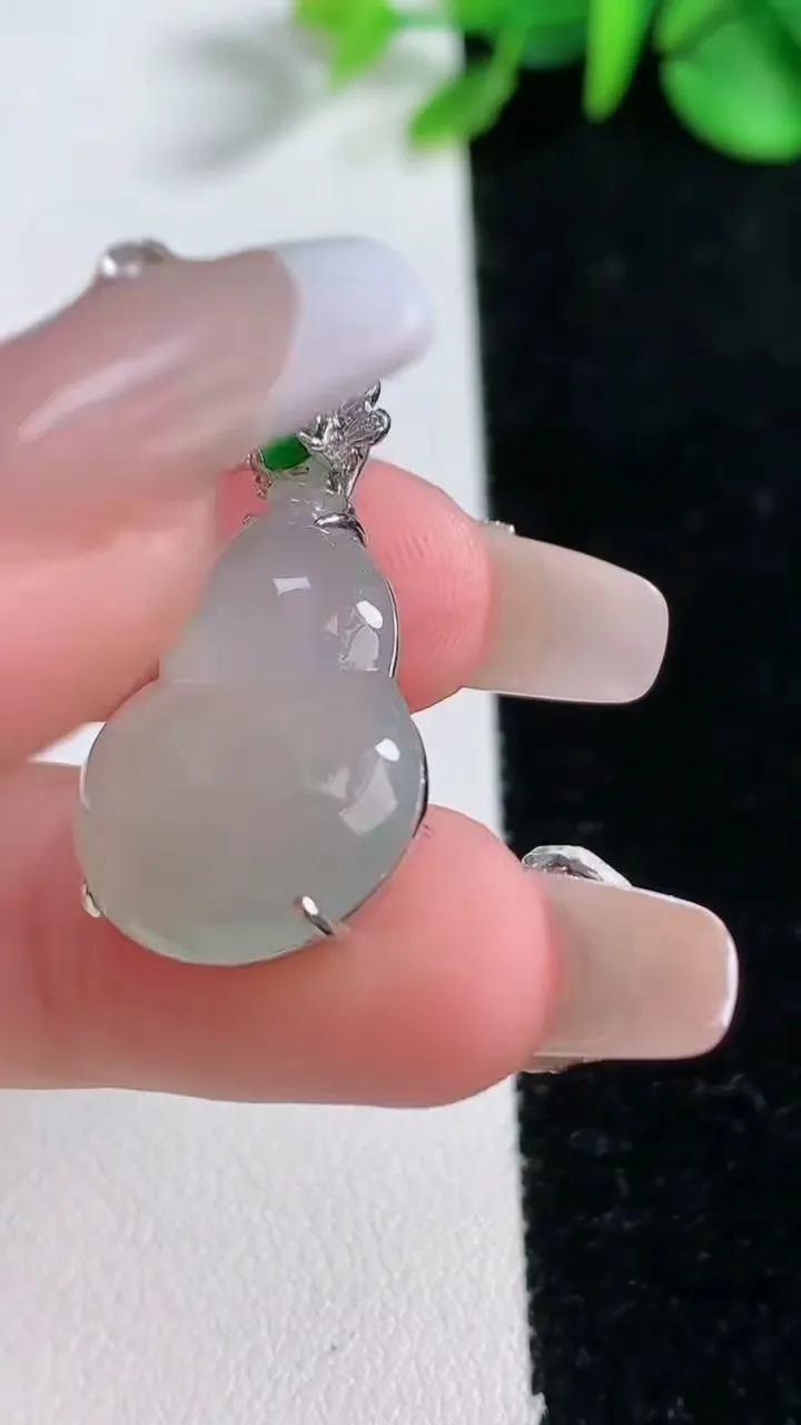 天然A货翡翠葫芦吊坠，尺寸22.2-17-6.4，重量:4.34g
12月31日