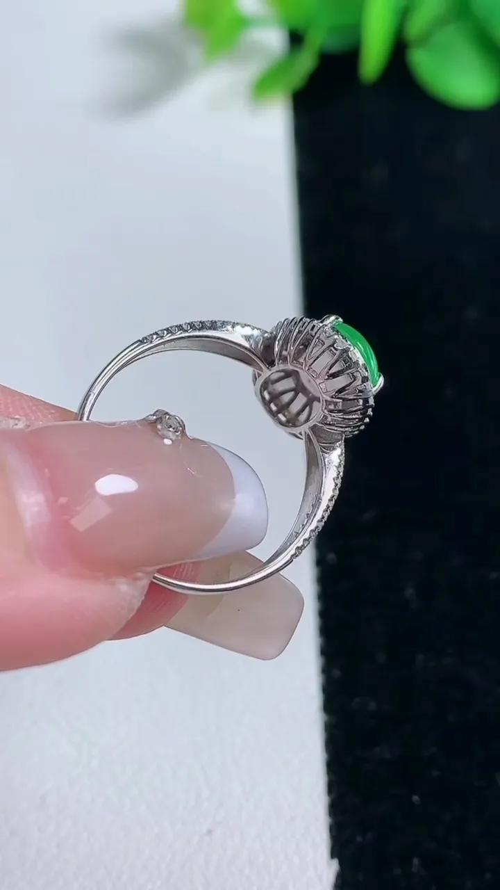 天然A货翡翠蛋面戒指，尺寸17.5-12-7.5-6.6，重量:2.71g2025年12月31日
工厂直销收藏佳品,种好水足，色泽均匀，有种有色，上手高大气！