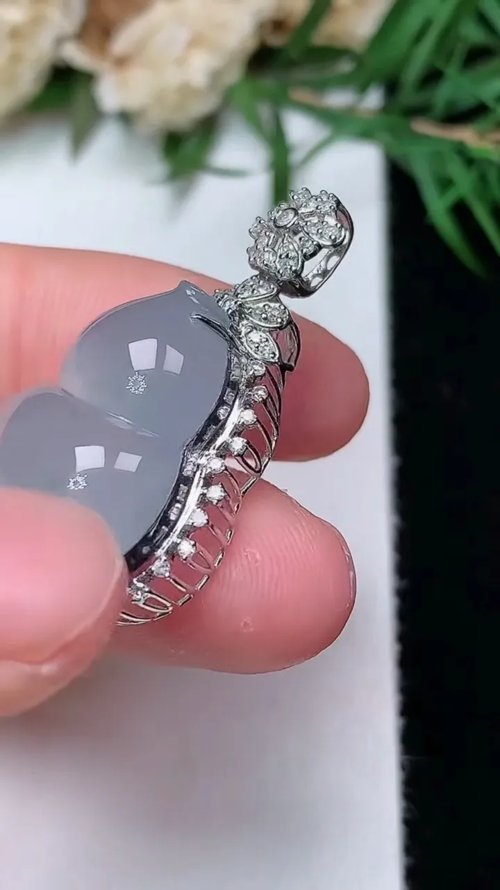 天然A货翡翠白冰葫芦吊坠，尺寸31.3-18-12.2，裸石19.5-15.2，重量:5.19g
12月31日