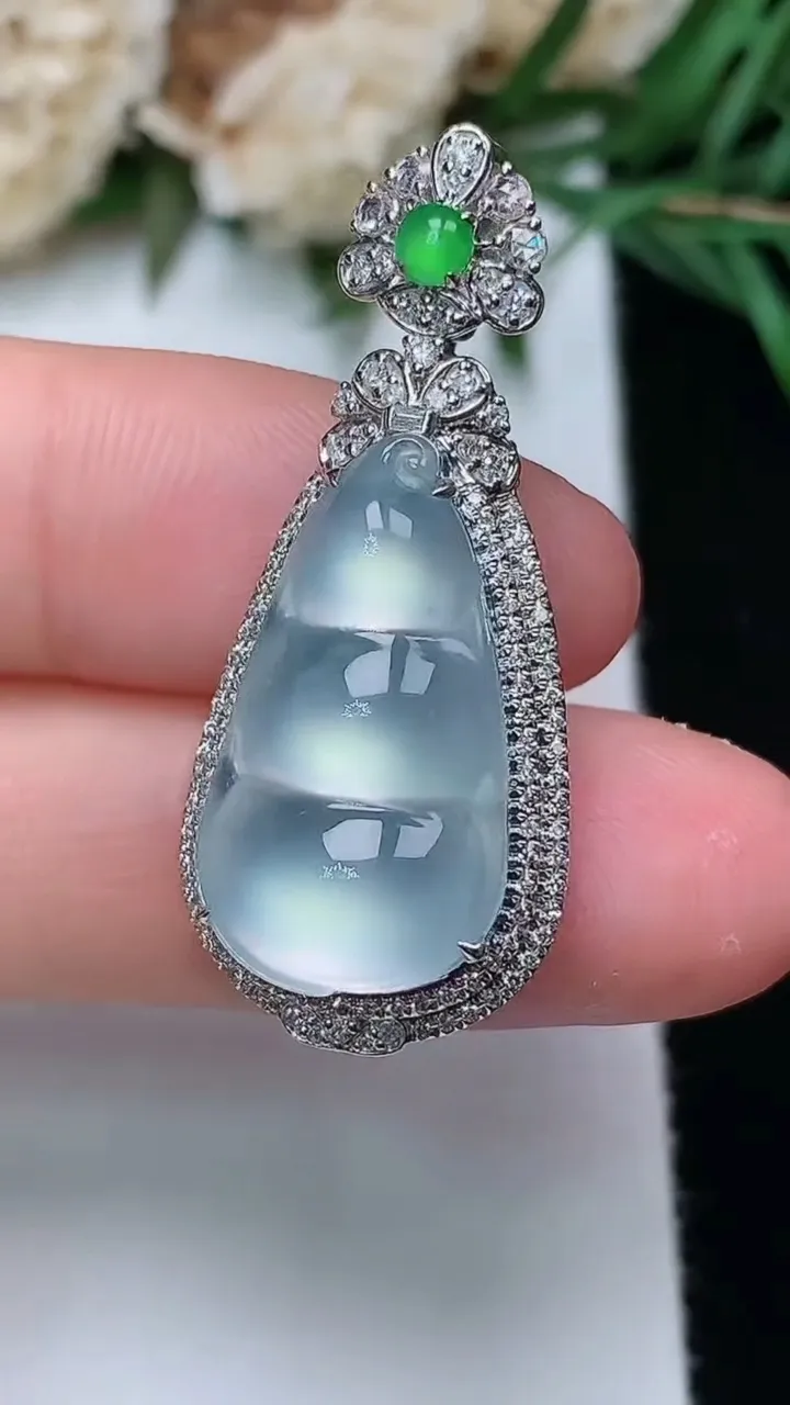 天然A货翡翠白冰福豆吊坠，尺寸34.4-15-9，裸石20.6-11.5，重量:4.01g
12月31日，重量:4.01g