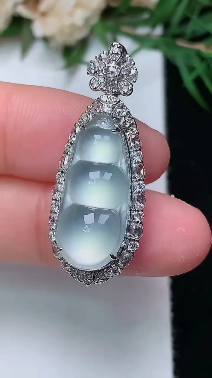 天然A货翡翠白冰福豆吊坠，尺寸32.9-13-10.2，裸石20.6-9.5
12月31日