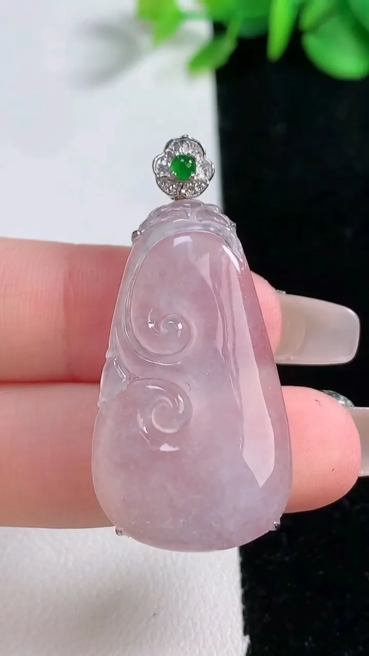 天然A货翡翠种白冰如意吊坠，尺寸34.3-19.8-6.5，重量:5.60g
12月31日