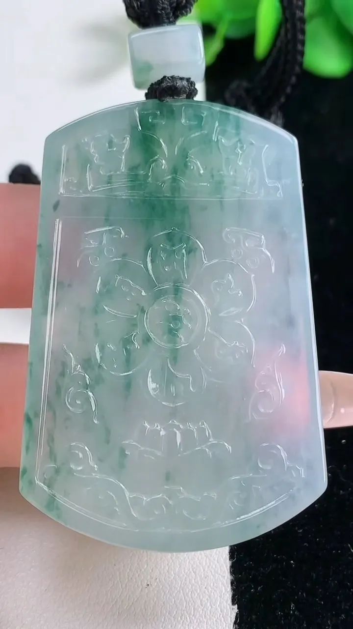 天然A货翡翠种飘花仿古无事牌吊坠，尺寸54-35.7-5.7，重量:32.96g
12月31日