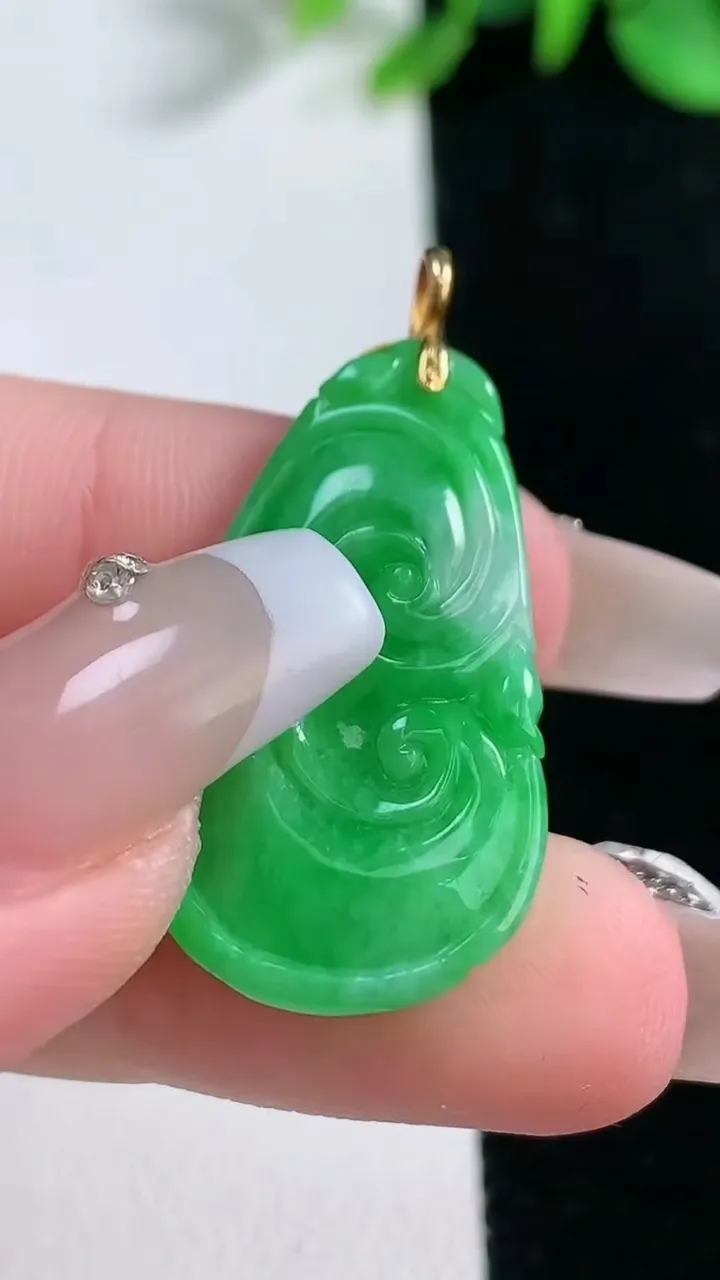 天然A货翡翠如意吊坠，尺寸30.7-16.7-5.3，重量:4.82g
12月31日