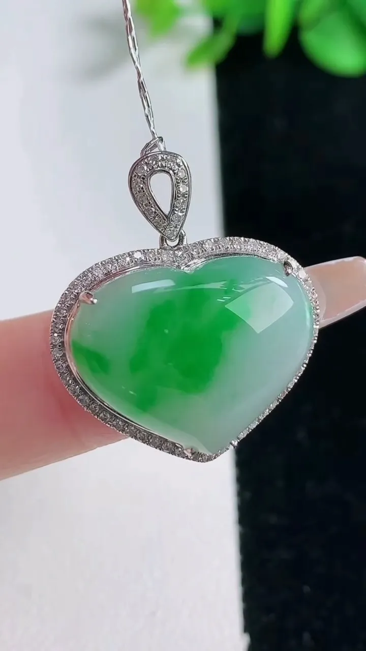 天然A货翡翠爱心吊坠，尺寸26-22.8-9，裸石16-20重量:5.47g
12月31日