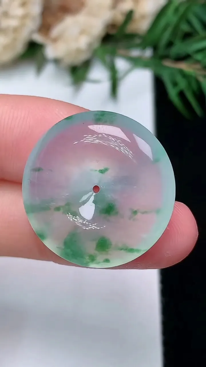 天然A货翡翠飘花平安扣吊坠，尺寸22.6-5.8，重量:5.66g
12月31日