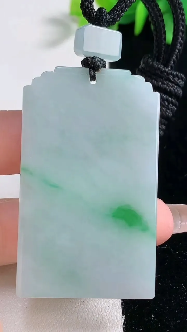 天然A货翡翠仿古无事牌吊坠，尺寸53.3-32-5.1，重量:32.82g
12月31日